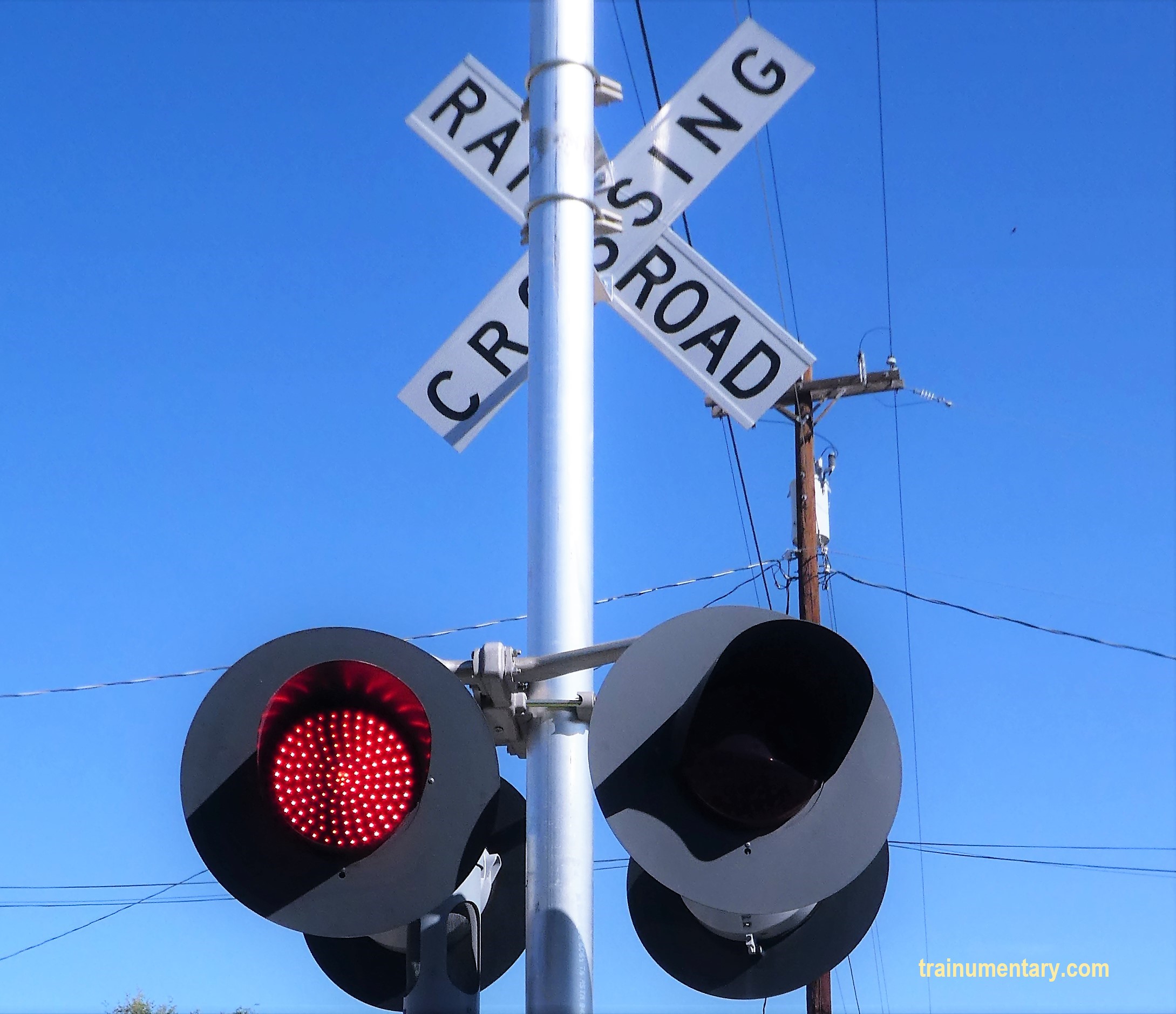 00000 P1190574 railroad crossing red light alpine tx aug 25 2019 trainumentary.com